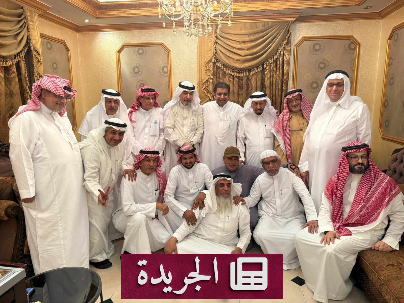 إعلاميون من جدة يزورون زميلهم علي هندي في منزله بعد خروجه من المستشفى للاطمئنان عليه