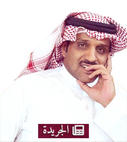 صورة للشاعر عبدالمجيد الزهراني وهو يجلس بين الجبال، يعبر عن عمق تجربته الشعرية الإنسانية.