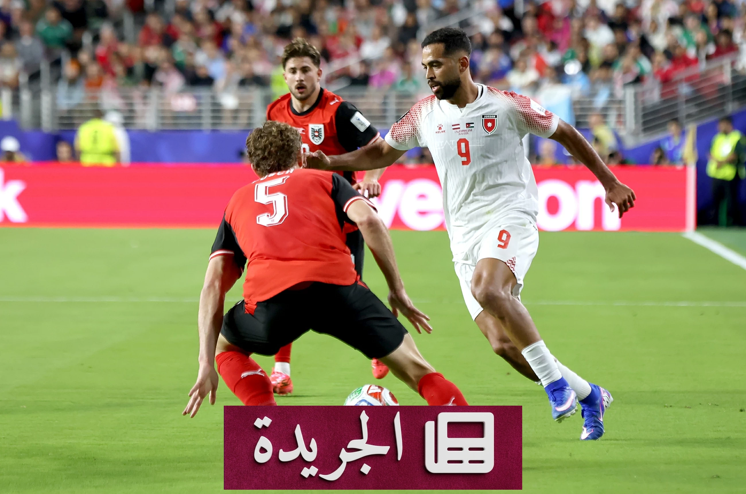 المهاجم الأردني علي علوان يرفع ذراعيه بعد تسجيله الهدف التاريخي الأول للأردن في كأس العالم 2026 أمام النمسا