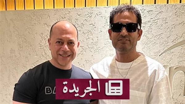 الفنان عمرو سعد أثناء توقيع عقد عمله الدرامي الجديد لموسم رمضان 2027