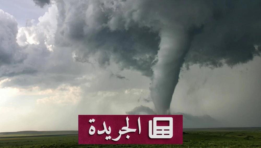 صورة تظهر الأضرار الناجمة عن عاصفة رعدية ضربت الغرب الأوسط الأمريكي، مع سقوط أشجار وانهيار أسقف منازل