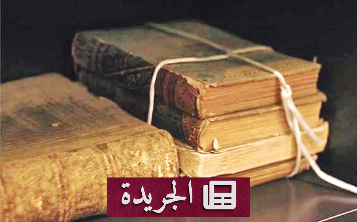 أدوات تعليمية تراثية متنوعة تشمل محابر وألواحًا وأقلامًا قديمة مصنوعة من خامات طبيعية
