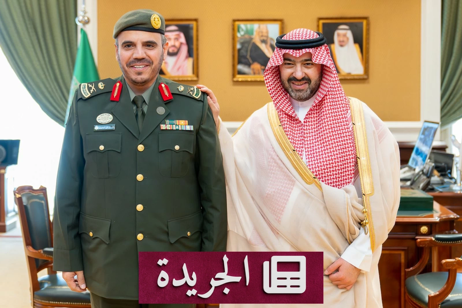 الأمير خالد بن سعود يكرم مدير جوازات تبوك بترقيته الجديدة - أخبار أونلاين