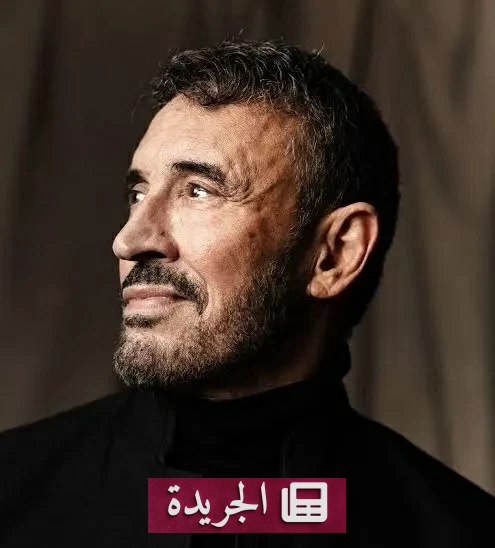 كاظم الساهر أثناء سؤاله عن صحة معجبة مصرية تجاوزت الثمانين في القاهرة قبل حفلاته الغنائية