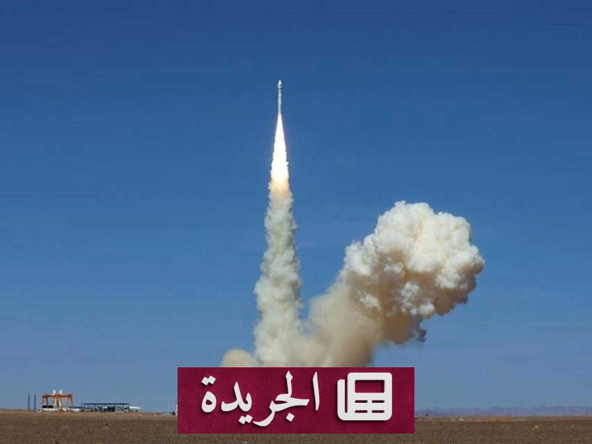 صاروخ ليجيان-1 واي12 أثناء إطلاقه من منطقة دونغ فنغ التجريبية حاملا ثمانية أقمار اصطناعية إلى الفضاء