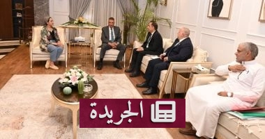 صورة للمحافظ الجديد لجنوب سيناء في اجتماع مع نواب البرلمان، تعكس التركيز على التنمية والتواصل مع المواطنين.