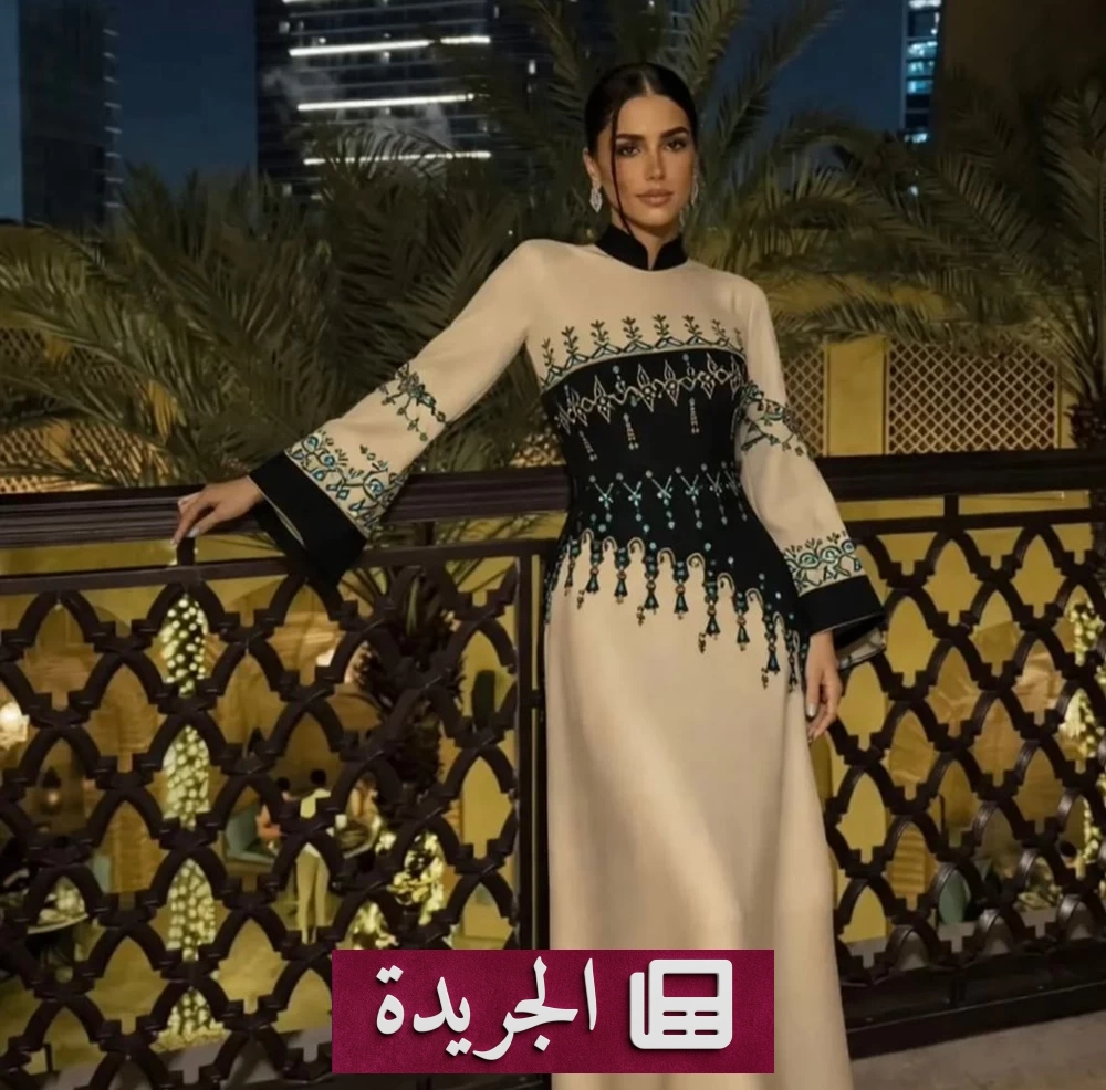 تصميم أزياء حديث يظهر تطريزاً عربياً تقليدياً على فساتين السهرة