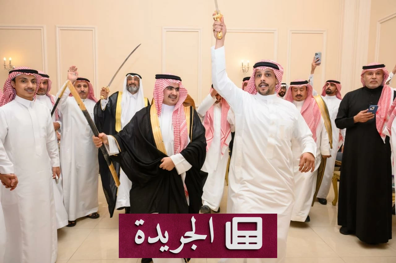 صورة تجمع عطية الزهراني مع ابنه المهندس عبدالرحمن وعروسه في حفل زفافهم بالدمام