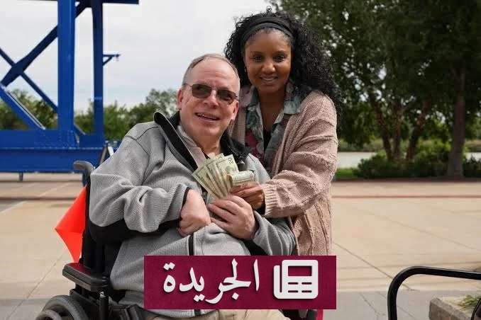 طائرة مسيّرة تحلق فوق مدينة أمريكية وتسقط أموالًا على أحد المارة في مبادرة لزرع البهجة