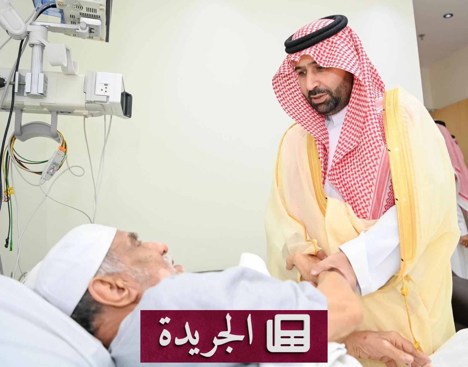 أمير جازان ونائبه يزوران شيخ شمل محافظة ضمد في المستشفى - آخر الأخبار - الجريدة