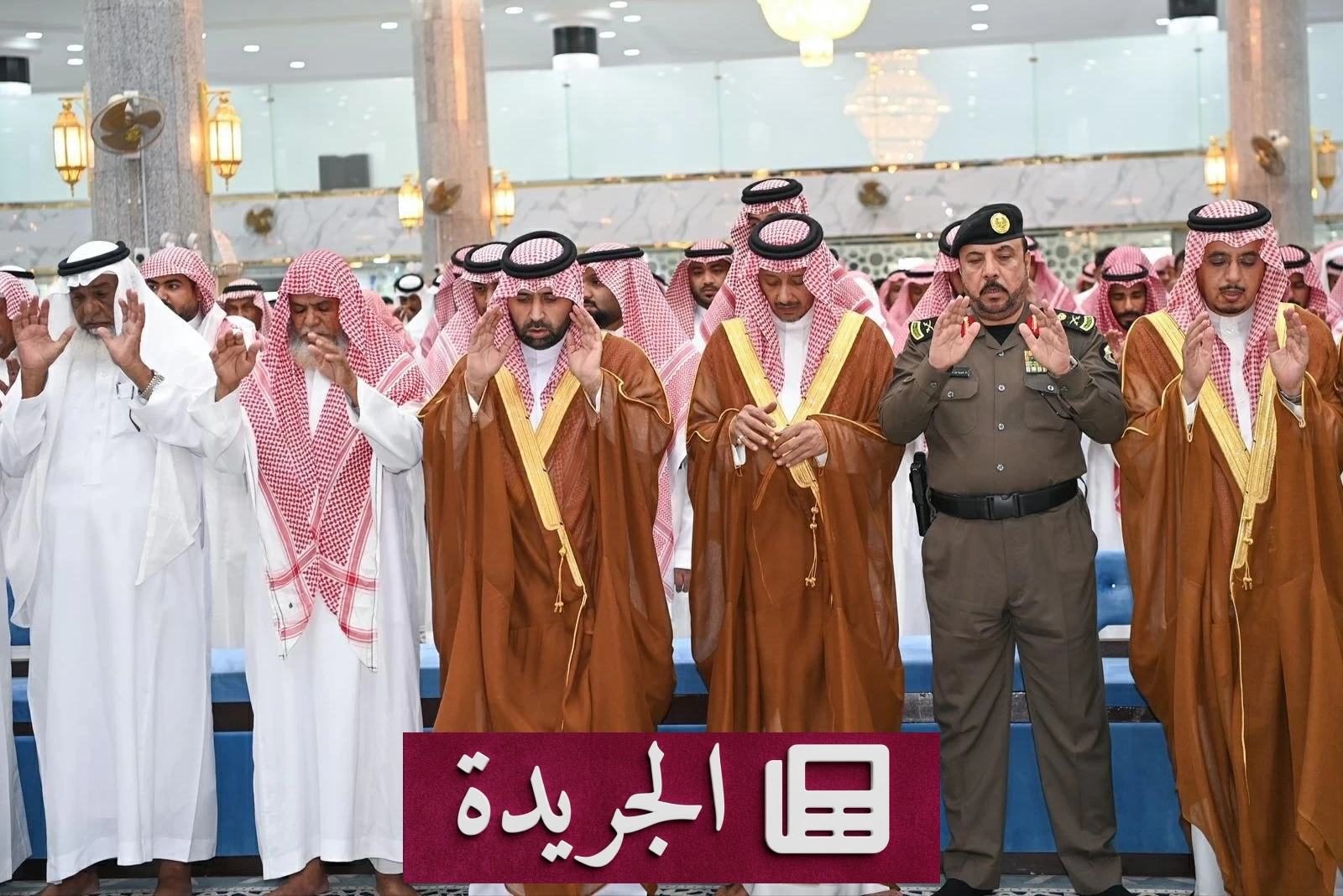 أمير جازان يصلي على ضحايا حريق صامطة ويقدم العزاء لأسرهم - آخر الأخبار - الجريدة