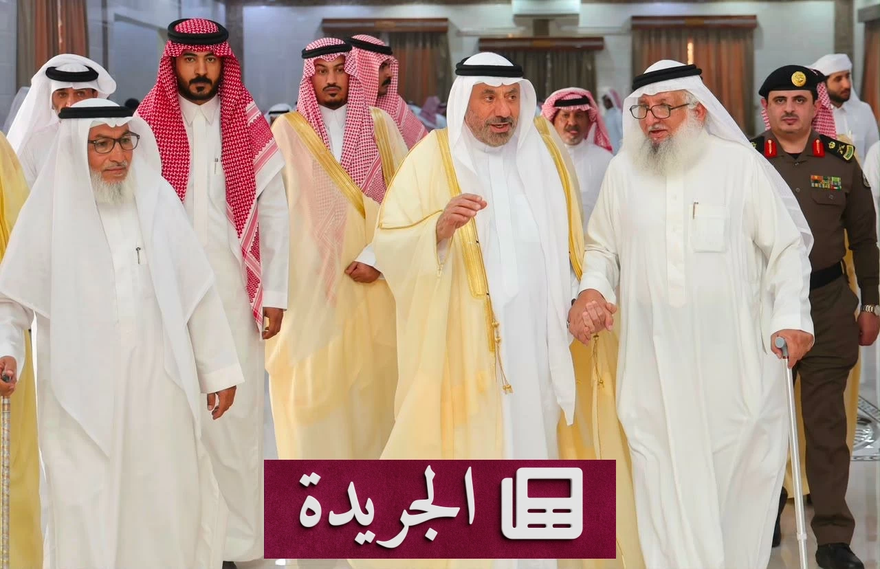 أمير نجران الأمير جلوي بن عبدالعزيز بن مساعد أثناء تقديم التعازي لأسرة آل قحص في مقر العزاء بمدينة نجران