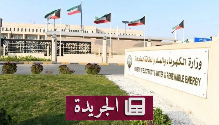 صورة تظهر حريقاً في محطة كهرباء كويتية بعد تعرضها لهجوم إيراني، مع فرق الطوارئ في الموقع