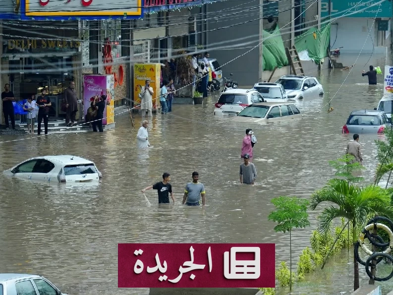 صورة تظهر آثار الأمطار الغزيرة والفيضانات في باكستان، مع منازل مدمرة وسيول جارفة.