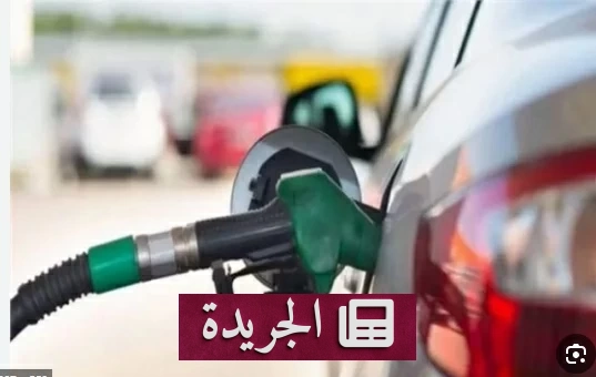 شاحنة تنقل الوقود في محطة بنزين أمريكية مع ارتفاع الأسعار