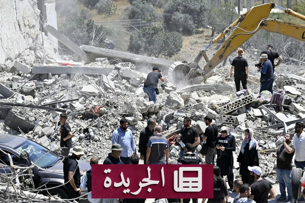 صورة تظهر دماراً في جنوب لبنان بعد القصف الإسرائيلي، مع لافتة تشير إلى البحث عن مفقودين تحت الأنقاض.