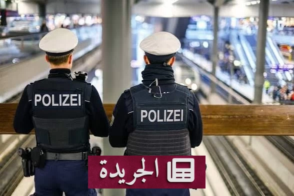 شرطي ألماني يقف أمام جسم مشبوه عُثر عليه على قضبان السكك الحديدية في بلدة تروختلينغن