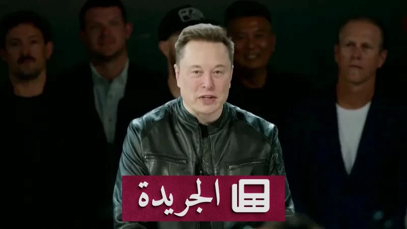 إيلون ماسك يقف أمام شعار سبيس إكس بعد وصول ثروته إلى تريليون دولار بفضل ارتفاع أسهم الشركة في الطرح العام الأولي