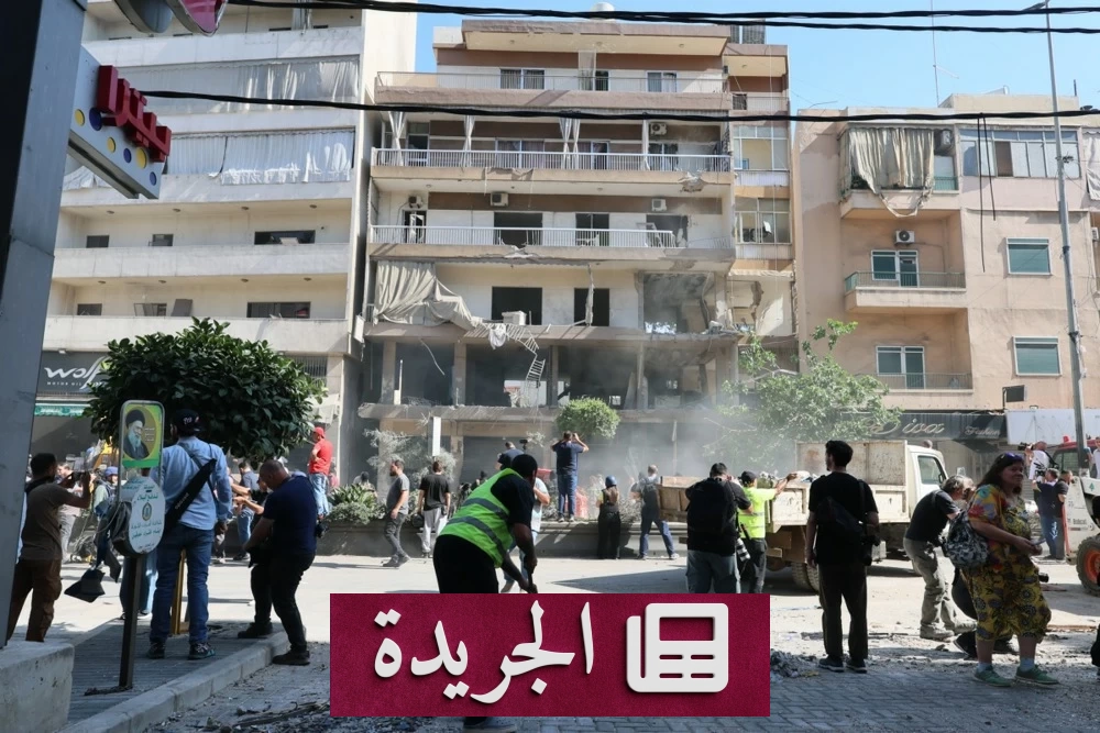 صورة تظهر آثار الدمار بعد قصف إسرائيلي في الضاحية الجنوبية لبيروت، مع عمال يزيلون الأنقاض.