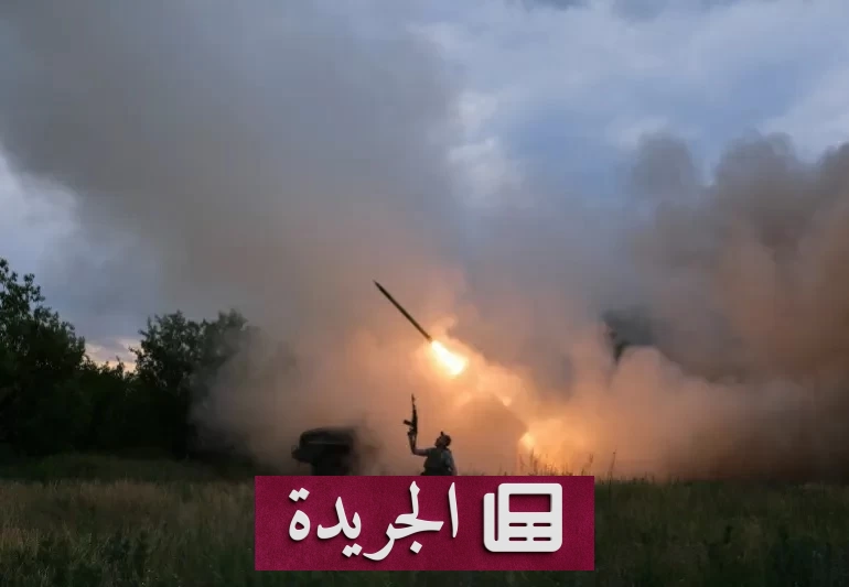جنود أوكرانيون يطلقون صاروخاً باتجاه الأراضي الروسية خلال هجمات موسعة بالطائرات المسيّرة