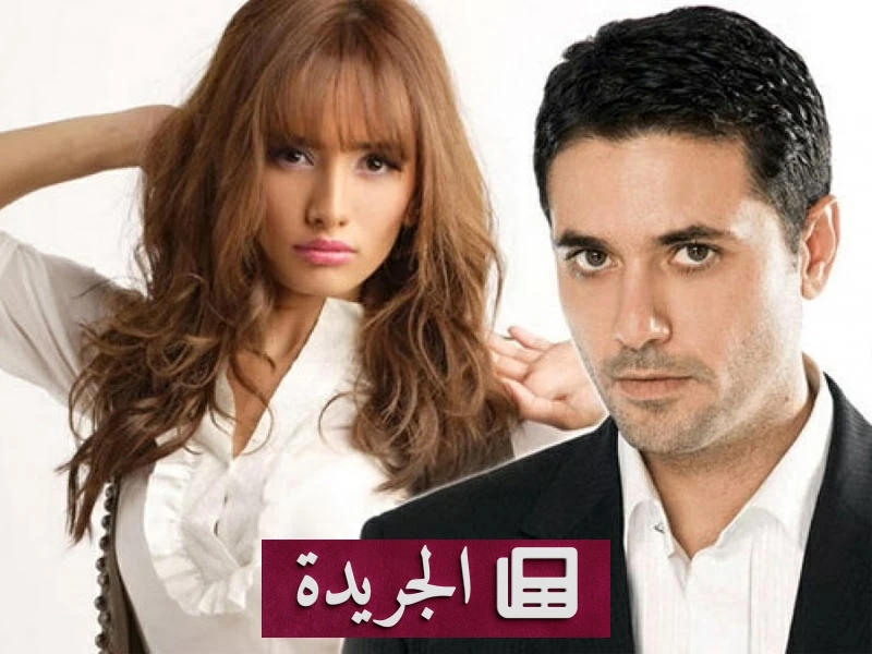 صورة تجمع بين الفنان أحمد عز والفنانة زينة، مع خلفية رمزية تمثل قاعة محكمة، تعبر عن النزاع القضائي بينهما