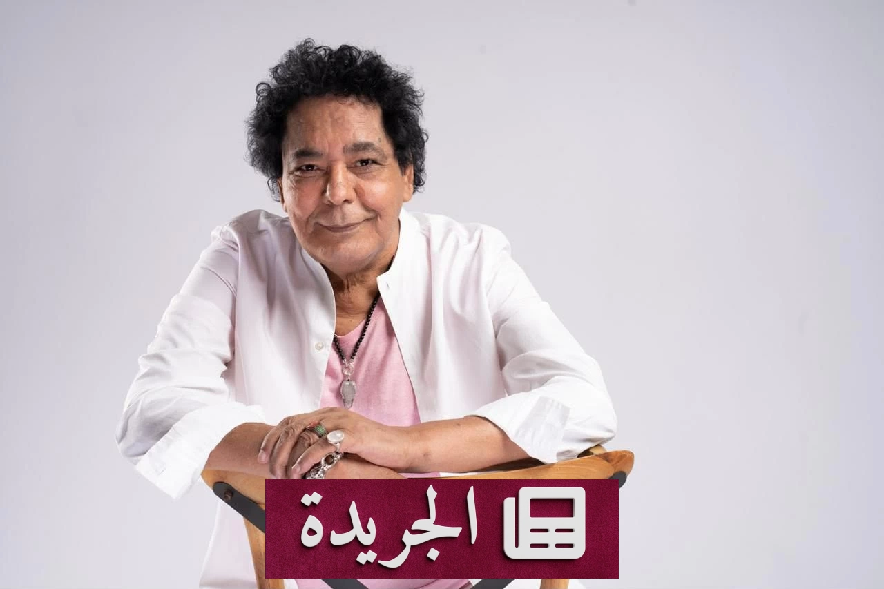 الفنان محمد منير أثناء تسجيل أغانيه الجديدة في الاستوديو