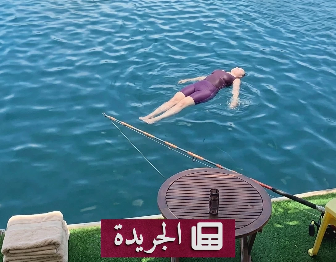 مغامرة خطيرة لعارضة أزياء تُستخدم طُعمًا لاستدراج أسماك القرش - آخر الأخبار - الجريدة