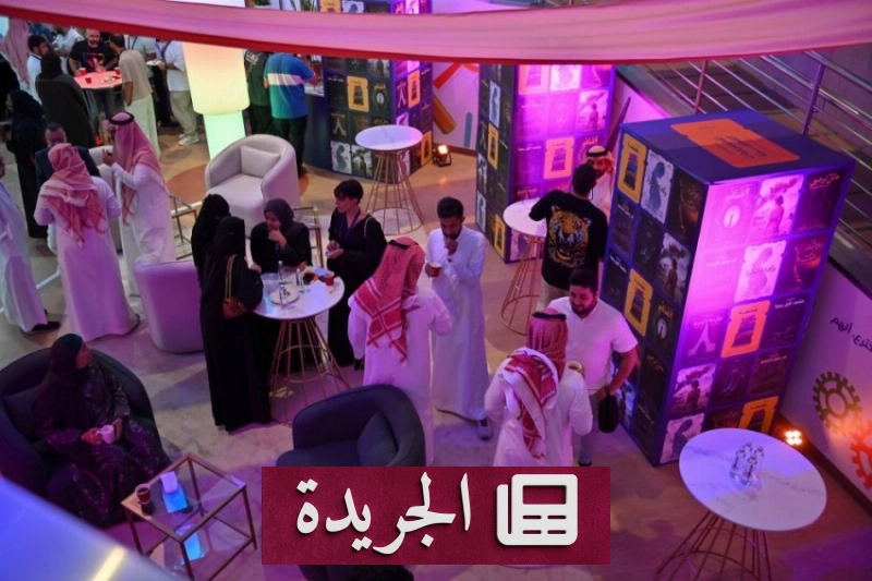 صورة لحفل افتتاح مسابقة مسرحية يعرض فيها عرض مسرحي أمام جمهور
