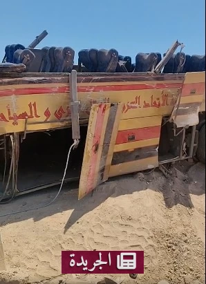 صورة لحادث انقلاب أتوبيس على طريق دهب–نويبع في جنوب سيناء