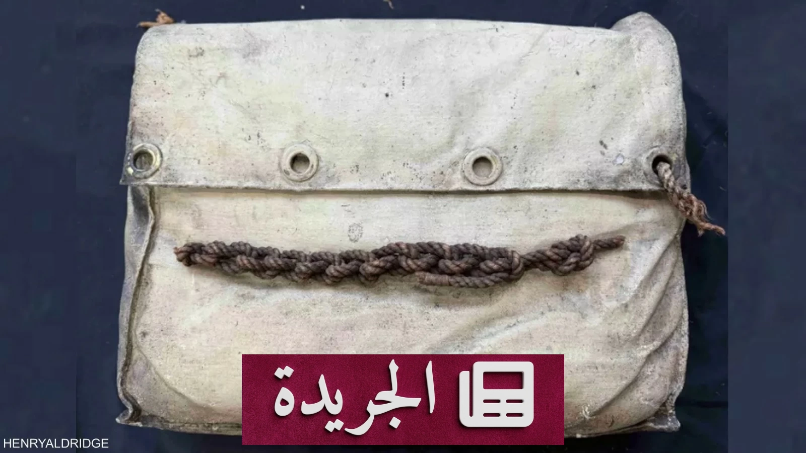 صورة لوسادة مقعد من أحد قوارب النجاة بسفينة تايتانيك التاريخية، مع لوحة قارب النجاة الأصلية، تُعرض للبيع في مزاد بريطاني بمبلغ قياسي.