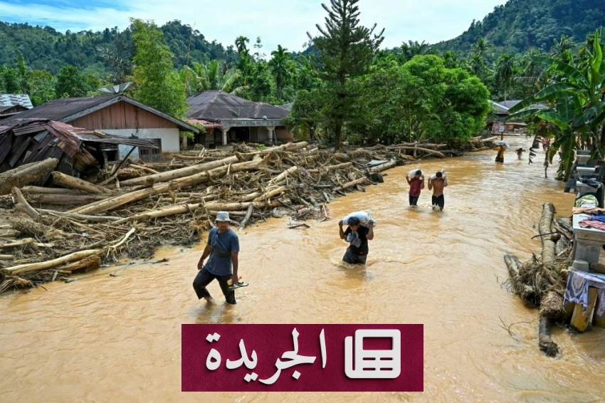 صورة تظهر فريقاً يعمل على ترميم موقع أثري متضرر من الفيضانات في إندونيسيا
