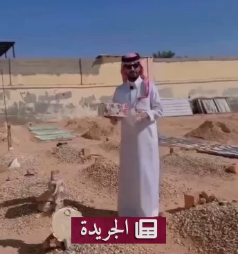 شاب يثير الجدل باحتفاله عند قبر والدته بعد توثيق حسابه - أخبار أونلاين