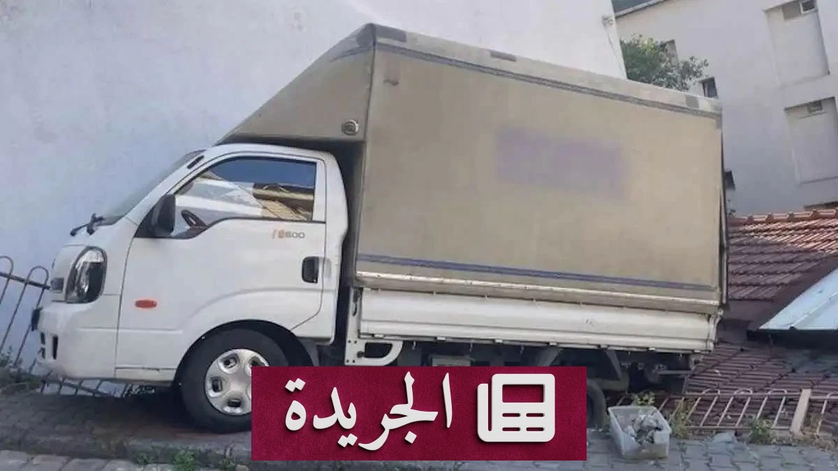شاحنة ضخمة مستقرّة فوق سقف منزل في إسطنبول بعد حادثة مرورية