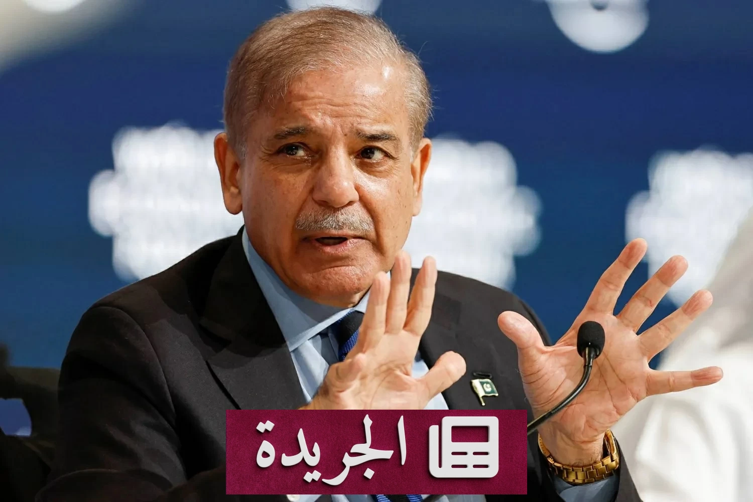 صورة لرئيس الوزراء الباكستاني شهباز شريف وهو يعلن اتفاق سلام بين الولايات المتحدة وإيران