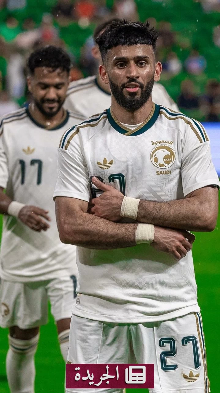 النجم السعودي سلطان مندش أثناء تسجيله هدفاً في مباراة ودية مع المنتخب السعودي