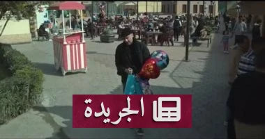 **سينما راديو: من فضاء أم كلثوم إلى مسرح مسلسل "أب ولكن" - كيف تتحول الأيقونات الثقافية؟** - أخبار أونلاين