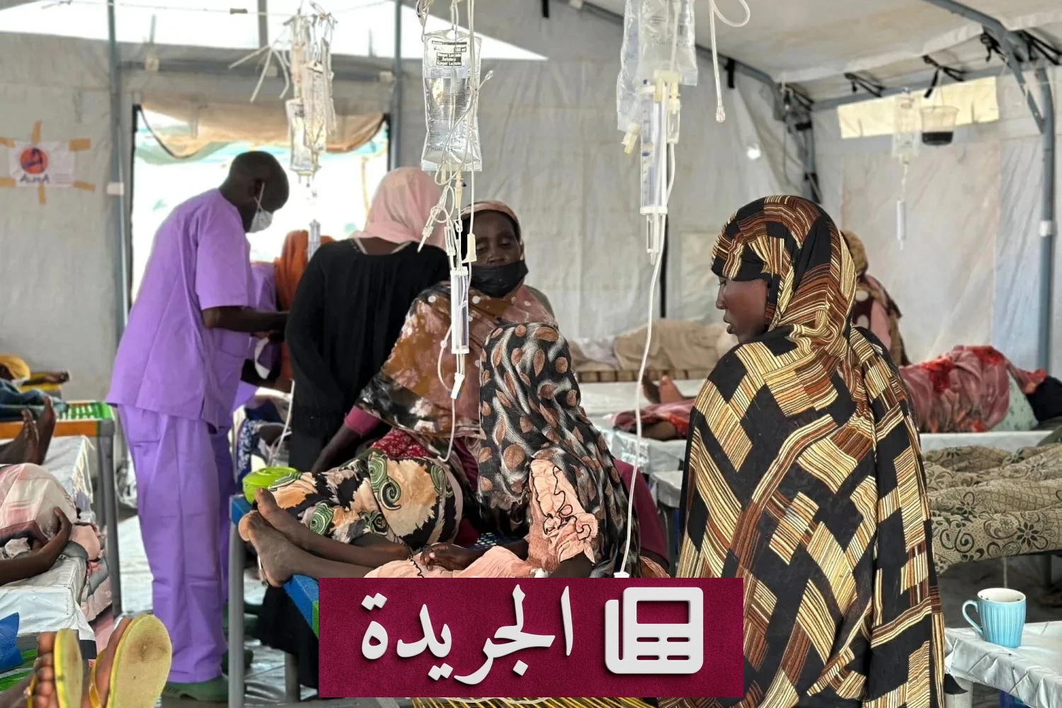صورة لمخيم للنازحين في السودان، تظهر طفلاً مع أمه في ظل ظروف إنسانية قاسية