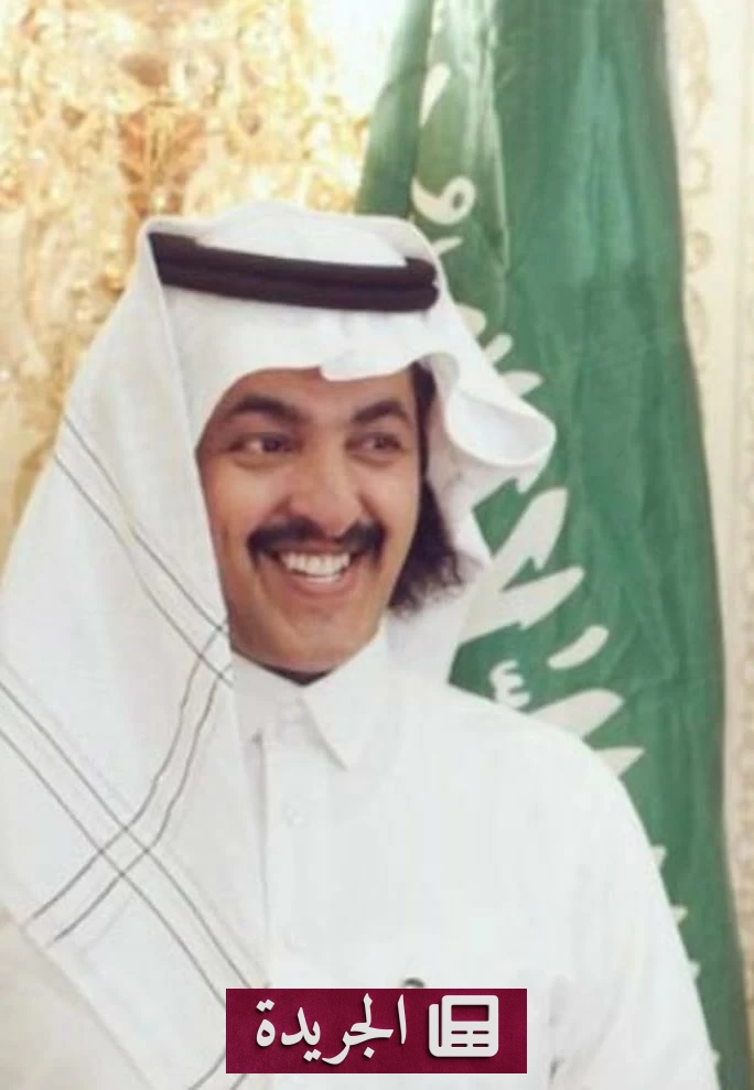 صورة لرئيس بلدية الحليفة بندر مشعان البعير أثناء توقيع قرار الترقية للموظف سالم الرشيدي